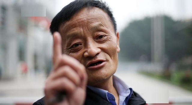 成都一门卫撞脸马云 网友：这是失散多年的兄弟吧？