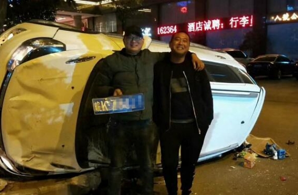 车祸现场居然合影 男子心理素质真是好