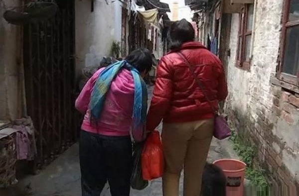 中学生当街打母引众怒 就因为几块钱零花没要到？
