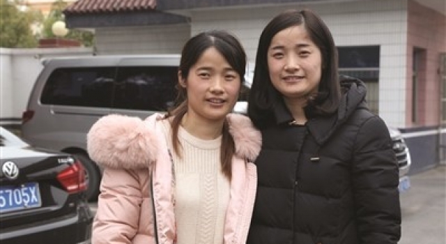 两女子相似度极高 竟是分离多年的双胞胎