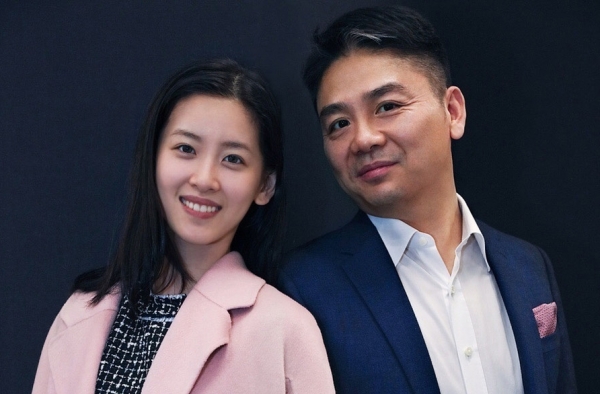 奶茶妹妹刘强东合体拍写真 幸福的小眼神亮了