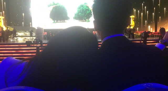 李晨平安夜晒范冰冰背影照 互相依偎秀恩爱