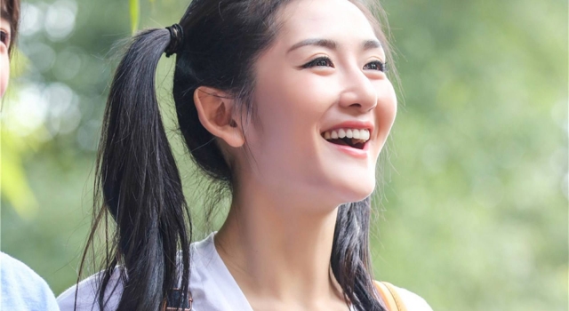 海涛探望谢娜送蛋糕 网友质疑为何谢娜发微博就上热搜