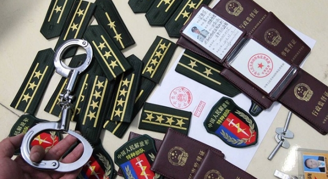 假军人贱卖军用品诈骗老人 几十元的成本能卖上千元