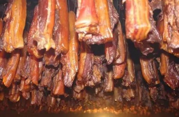 晒腊肉的图片火了 听说南方的大户都是这样晒腊肉的