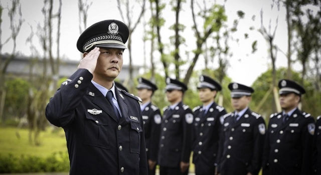 民警抓贼后向监控摄像头敬礼 网友点赞：又萌又帅