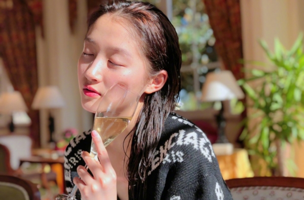 关晓彤素颜自拍享受美食 尽显小资情调