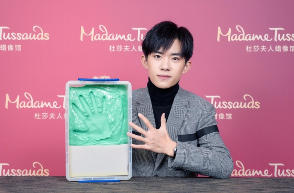 易烊千玺现身蜡像馆量身 千玺入驻蜡像馆说明什么?