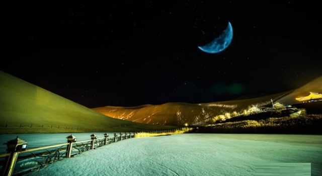 甘肃敦煌月牙泉昼夜雪景 钩弦月与白雪相互辉映