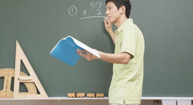 教师发尼玛被处分 教师自认为被扣了大帽子