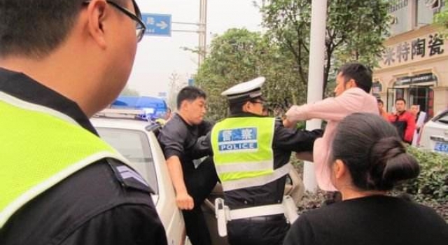 辅警被扇殴打对方 警方公布处理结果引网友不平