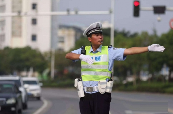 交警自创红绿灯“读秒”手势 信号灯故障交警变萌神