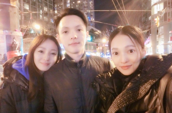 张韶涵晒弟弟妹妹合照 网友：弟弟的颜值也好高！