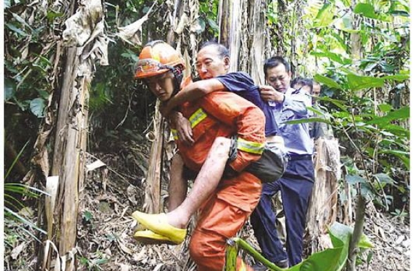 老人迷路被困悬崖生死一线 警方14小时惊魂搜救