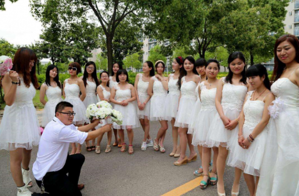 毕业合影变婚礼现场 校园婚礼羡煞众人