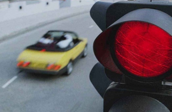 违章243条被记766分罚3.6万 车主一气之下砸了车？