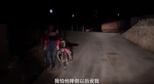 为小学生照亮夜路被鞠躬感谢 网友暖心点赞