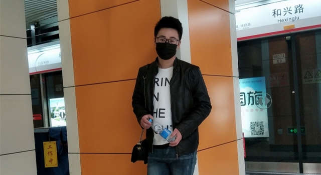 师磊口罩遮面似状态不佳 外套防寒只露眼