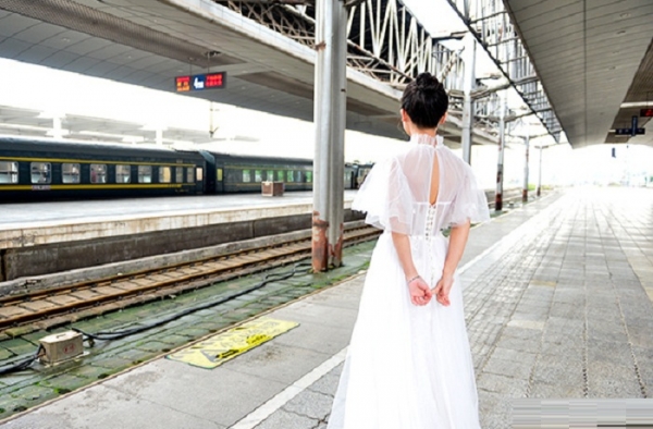 妻子穿婚纱接他归队 妻子：嫁给了他 我也是半个兵