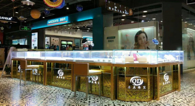 女朋友往珠宝店的方向走 男友瞬间变身戏精