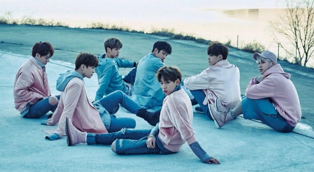 粉丝往台上扔东西 GOT7成员崔荣宰遭重击脸痛到弯腰