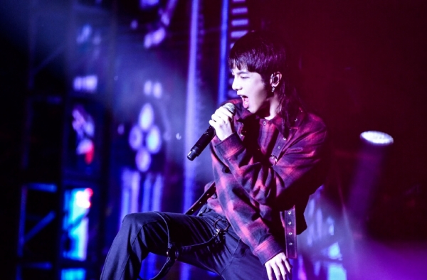 华晨宇2018郑州奇迹演唱会穿搭 红色格子复古摇滚