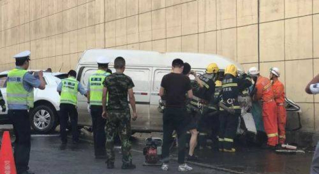 西安玉祥门车祸全程惨不忍睹 轻型货车司机不幸死亡