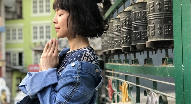 张静初微博晒尼泊尔景致 发型俏皮可人颇显灵气
