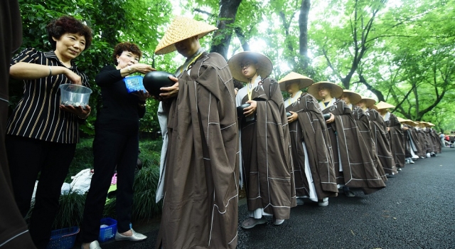 杭州千名僧人托钵行脚募款 筹百万元致力公益
