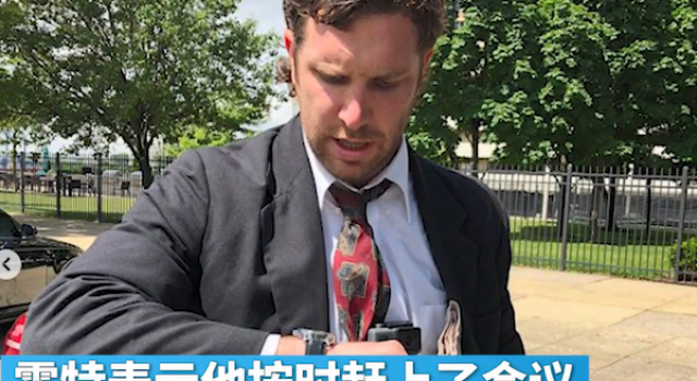 为上班不迟到冲浪板渡河 美国最敬业员工不服来战！