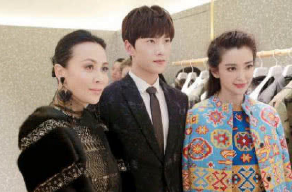 杨洋的合照都是一本正经 单独和邓超的合照多了点表情