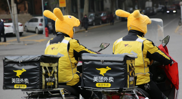 外卖小哥累晕街边 （图）竟无人施救,这个社会是怎么了