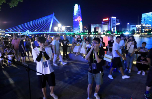 浙江首例街头艺人持证上岗 夜风华灯不及脚下一方舞台