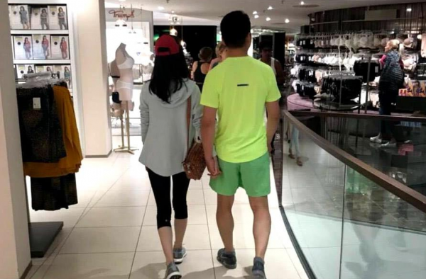 刘强东帮老婆挑内衣 商业强人竟然也有居家的一面