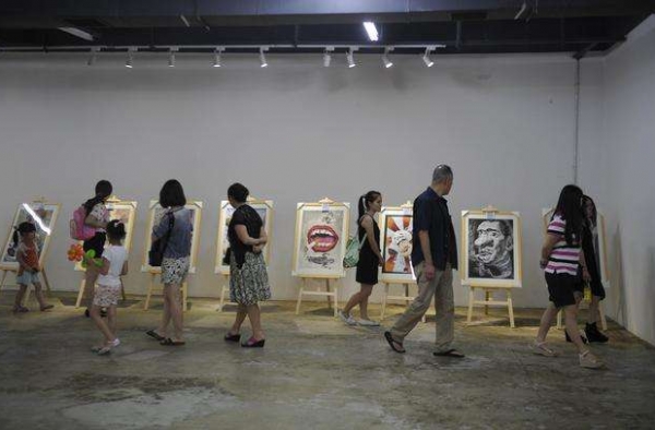 开明奶奶陪孙女逛漫展 每个人的爱好都该被尊重