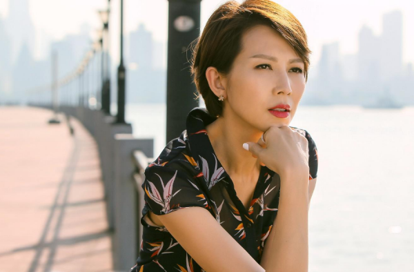 蔡少芬和老公带着女儿们住公主套房，一家人满脸幸福