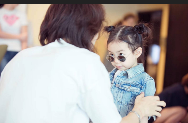 戚薇的女儿和自己长着同一张脸，与爸爸上综艺实力圈粉
