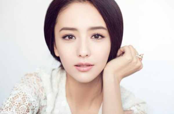 佟丽娅被曝出学生时代的照片，略显婴儿肥