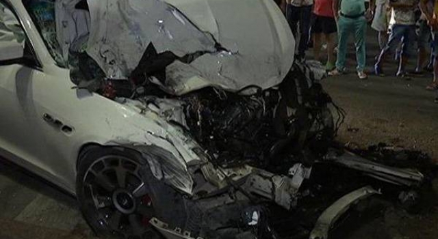 玛莎拉蒂撞中巴车 车头粉碎,司机竟然说“先救狗！”
