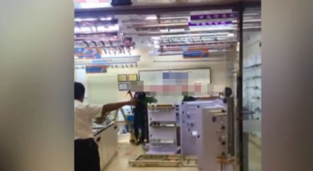 南京家居广场凶案 一女子被割喉,行凶者随后自杀未遂.