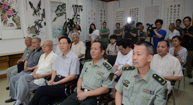 开封市部队干休所全体人员挥毫泼墨，喜迎八一建军节