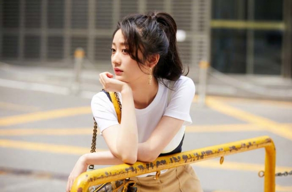 戚砚笛街拍LOOK 不对称拼接小吊带轻松打造鬼马俏皮少女风