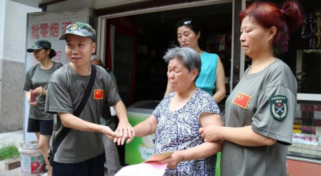 八一建军节来临 西安老兵慰问七位老山作战烈士母亲