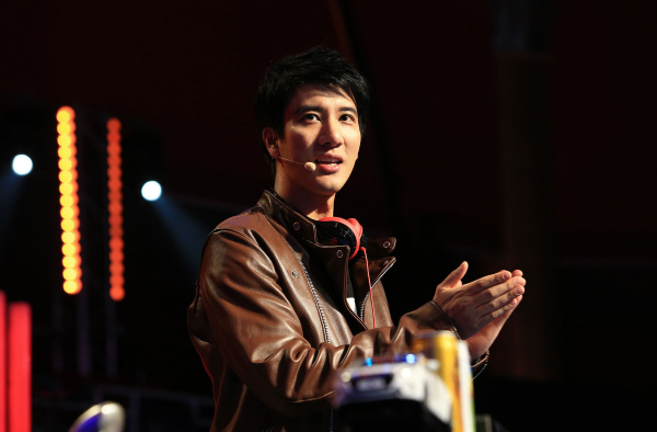 王力宏送员工百万福利全员休假，亲自照顾妻子待产