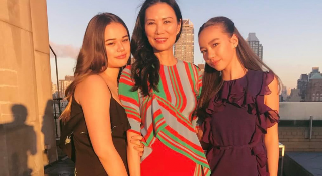 邓文迪两个女儿长大了，与母亲一同出席活动名媛范十足