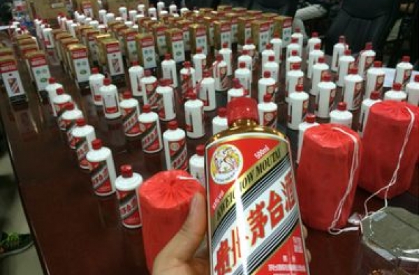 新套路！服务员调包茅台，涉事团伙已被抓获 你可能喝了假酒！