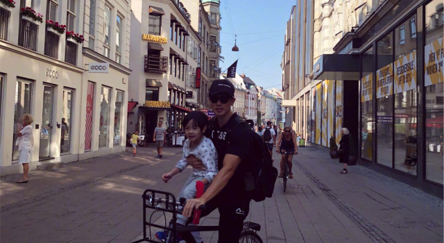 吴尊一家异国旅行，女儿捧在手心儿子被无情对待
