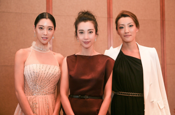 李冰冰与“亚洲第一美女”克拉拉同框，李冰冰更胜一筹