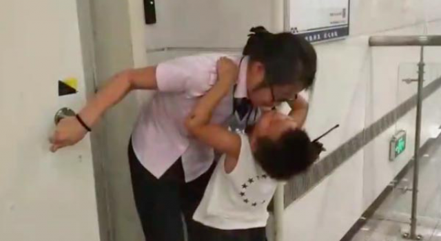 我不打扰你亲亲我就走 地铁里的妈妈