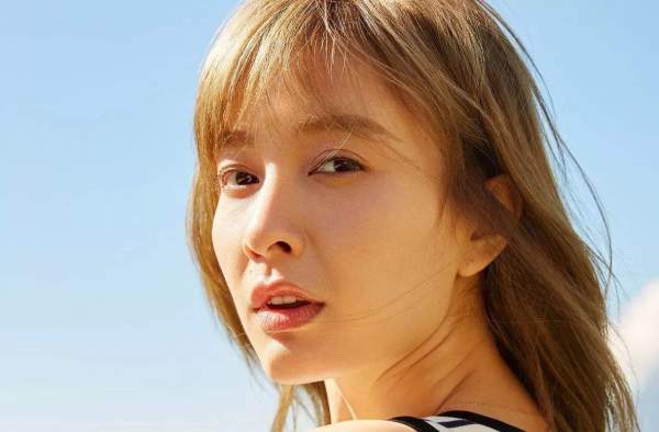 吴昕少女风清新穿搭现身机场，竟然和沈月撞脸